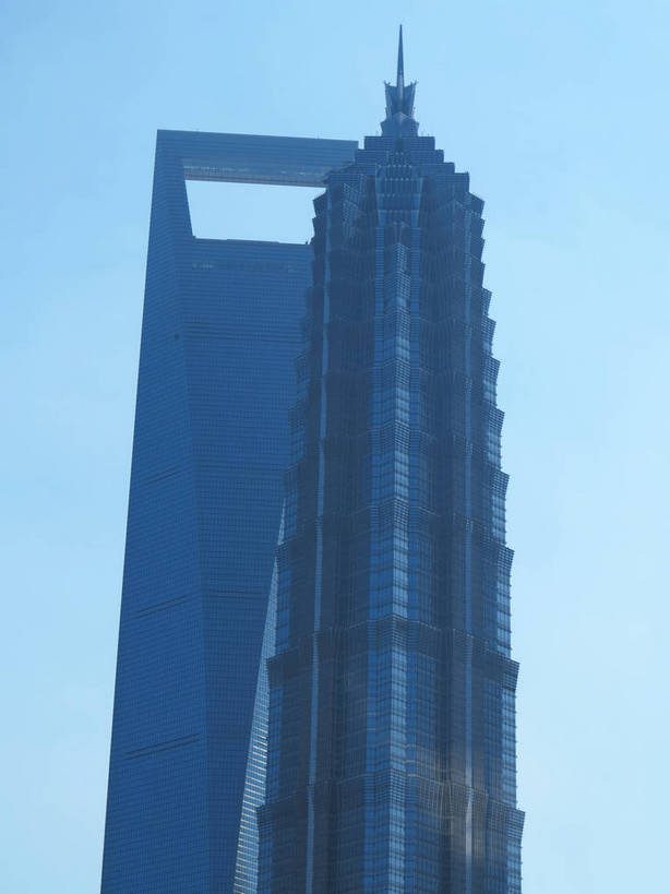 无人,高楼大厦,竖图,室外,白天,仰视,度假,美景,雾,窗户,落地窗,城市风光,标志建筑,城市,大厦,地标,建筑,摩天大楼,上海,中国,亚洲,一排,许多,朦胧,模糊,整齐,并列,并排,景观,建筑群,很多,娱乐,建设,金茂大厦,浦东,玻璃窗,排列,蓝色,蓝天,天空,天,享受,休闲,景色,放松,环球金融中心,晴朗,申,迷雾,队列,平行,玻璃幕墙,金融中心,陆家嘴,陆家嘴金融贸易区,浦东新区,上海环球金融中心,东亚,上海市,万里无云,两幢,中华人民共和国,沪,华东地区,金茂大楼,环球金融中心大厦,大雾,晴空,晴空万里,彩图,低角度拍摄,大楼,高层建筑,高楼,摩天楼,shslj1