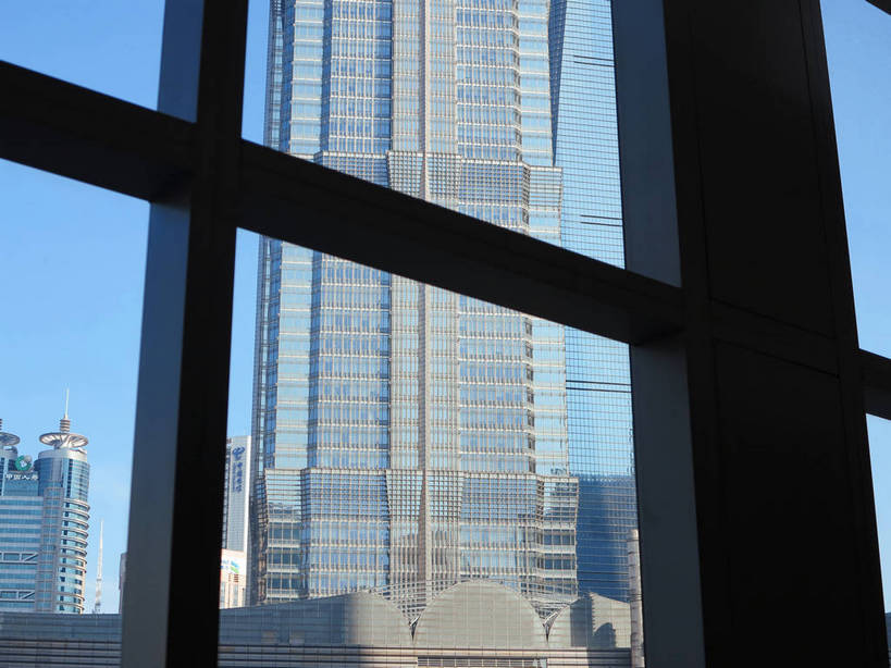 无人,高楼大厦,横图,室内,白天,仰视,度假,美景,窗户,落地窗,城市风光,标志建筑,城市,大厦,地标,建筑,摩天大楼,上海,中国,亚洲,阴影,光线,影子,景观,建筑群,娱乐,建设,浦东,玻璃窗,蓝色,蓝天,天空,阳光,天,享受,休闲,景色,放松,晴朗,申,玻璃幕墙,金融中心,陆家嘴,陆家嘴金融贸易区,浦东新区,东亚,上海市,万里无云,中华人民共和国,沪,华东地区,中国保险大厦,晴空,晴空万里,彩图,低角度拍摄,大楼,高层建筑,高楼,摩天楼,shslj1