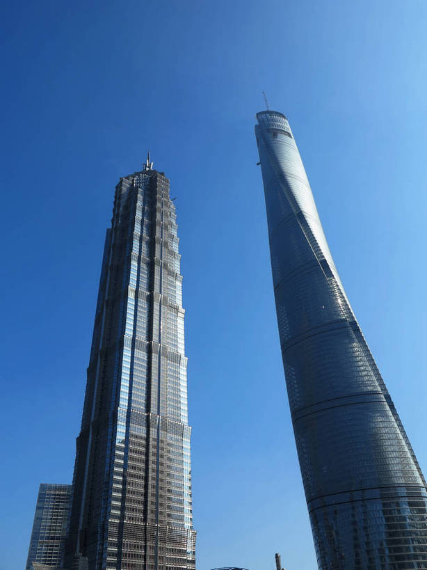 无人,高楼大厦,竖图,室外,白天,仰视,度假,美景,窗户,落地窗,城市风光,标志建筑,城市,大厦,地标,建筑,摩天大楼,上海,中国,亚洲,一排,许多,阴影,整齐,并列,并排,光线,影子,景观,建筑群,很多,娱乐,建设,金茂大厦,浦东,玻璃窗,排列,蓝色,蓝天,天空,阳光,天,享受,休闲,景色,放松,晴朗,申,队列,平行,玻璃幕墙,金融中心,陆家嘴,陆家嘴金融贸易区,浦东新区,东亚,上海市,万里无云,两幢,中华人民共和国,沪,华东地区,金茂大楼,晴空,晴空万里,彩图,低角度拍摄,大楼,高层建筑,高楼,摩天楼,上海中心大厦,shslj1