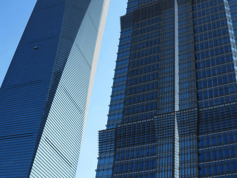 无人,高楼大厦,横图,室外,特写,白天,仰视,旅游,度假,窗户,落地窗,标志建筑,大厦,地标,建筑,摩天大楼,上海,中国,亚洲,一排,许多,阴影,整齐,并列,并排,光线,影子,很多,娱乐,建设,金茂大厦,浦东,玻璃窗,排列,蓝色,蓝天,天空,阳光,天,享受,休闲,旅游胜地,放松,环球金融中心,晴朗,申,队列,平行,玻璃幕墙,金融中心,陆家嘴,陆家嘴金融贸易区,浦东新区,上海环球金融中心,东亚,上海市,万里无云,两幢,中华人民共和国,沪,华东地区,金茂大楼,环球金融中心大厦,晴空,晴空万里,彩图,低角度拍摄,大楼,高层建筑,高楼,摩天楼,shslj1