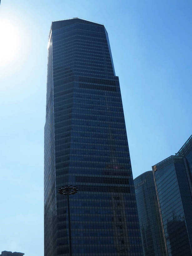 无人,高楼大厦,竖图,室外,特写,白天,仰视,旅游,度假,窗户,落地窗,标志建筑,大厦,地标,建筑,摩天大楼,上海,中国,亚洲,一排,许多,阴影,整齐,并列,并排,光线,影子,很多,娱乐,建设,浦东,玻璃窗,排列,蓝色,蓝天,天空,阳光,天,享受,休闲,旅游胜地,放松,晴朗,申,队列,平行,玻璃幕墙,金融中心,陆家嘴,陆家嘴金融贸易区,浦东新区,东亚,上海国际金融中心,上海市,万里无云,中华人民共和国,沪,华东地区,晴空,晴空万里,彩图,低角度拍摄,大楼,高层建筑,高楼,摩天楼,上海国金中心,shslj1,上海国金中心商场