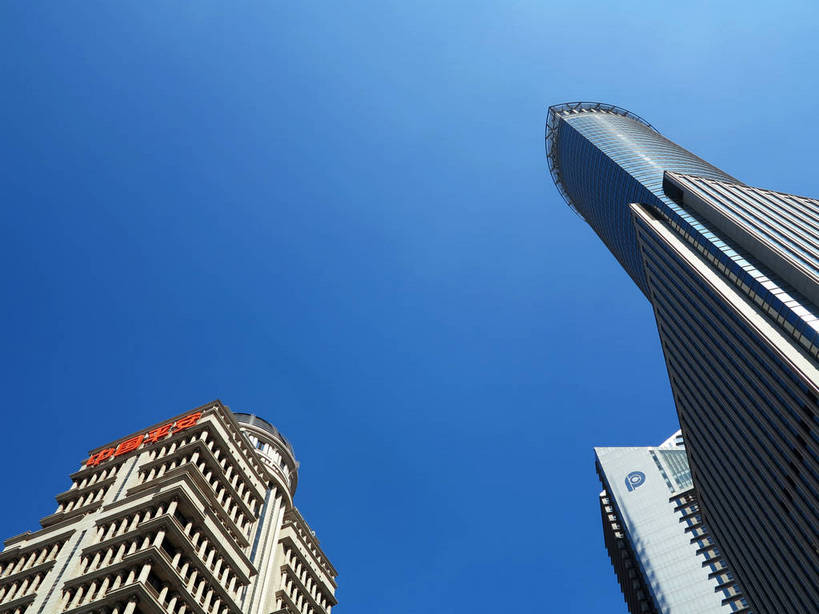 无人,高楼大厦,横图,室外,白天,仰视,度假,美景,窗户,落地窗,城市风光,标志建筑,城市,大厦,地标,建筑,摩天大楼,上海,中国,亚洲,一排,许多,阴影,整齐,并列,并排,光线,影子,景观,建筑群,很多,娱乐,建设,浦东,玻璃窗,中银大厦,排列,蓝色,蓝天,天空,阳光,天,享受,休闲,景色,放松,晴朗,申,队列,平行,玻璃幕墙,金融中心,陆家嘴,陆家嘴金融贸易区,浦东新区,东亚,平安金融大厦,上海市,万里无云,中华人民共和国,沪,华东地区,交银金融大厦,三幢,晴空,晴空万里,彩图,低角度拍摄,大楼,高层建筑,高楼,摩天楼,中国平安金融大厦,上海中银大厦,shslj1