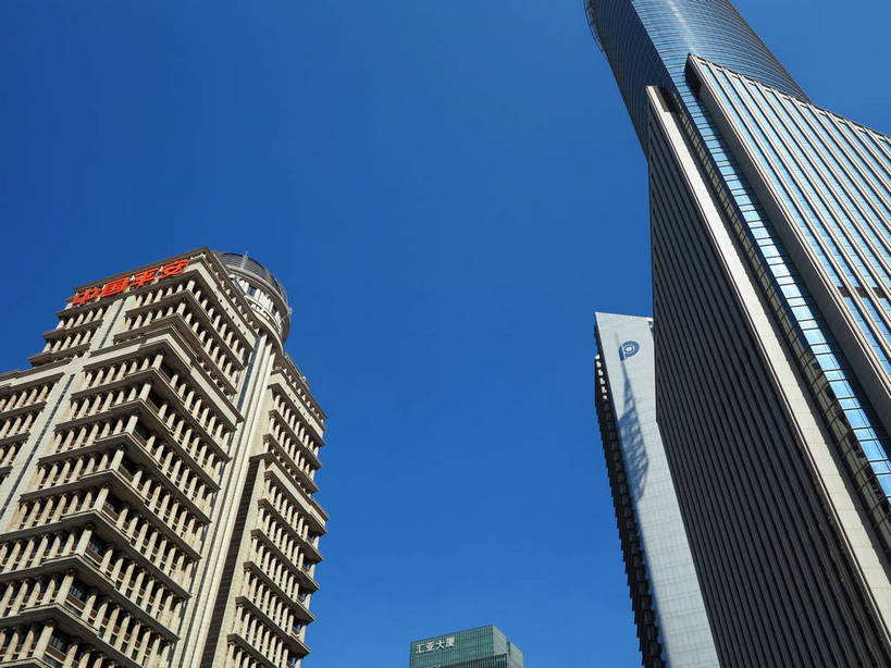 无人,高楼大厦,横图,室外,特写,白天,仰视,度假,美景,窗户,落地窗,城市风光,标志建筑,城市,大厦,地标,建筑,摩天大楼,上海,中国,亚洲,一排,许多,阴影,整齐,并列,并排,光线,影子,景观,建筑群,很多,娱乐,建设,浦东,玻璃窗,中银大厦,排列,蓝色,蓝天,天空,阳光,天,享受,休闲,景色,放松,晴朗,申,队列,平行,玻璃幕墙,金融中心,陆家嘴,陆家嘴金融贸易区,浦东新区,东亚,平安金融大厦,上海市,万里无云,中华人民共和国,沪,华东地区,交银金融大厦,三幢,晴空,晴空万里,彩图,低角度拍摄,大楼,高层建筑,高楼,摩天楼,中国平安金融大厦,上海中银大厦,shslj1