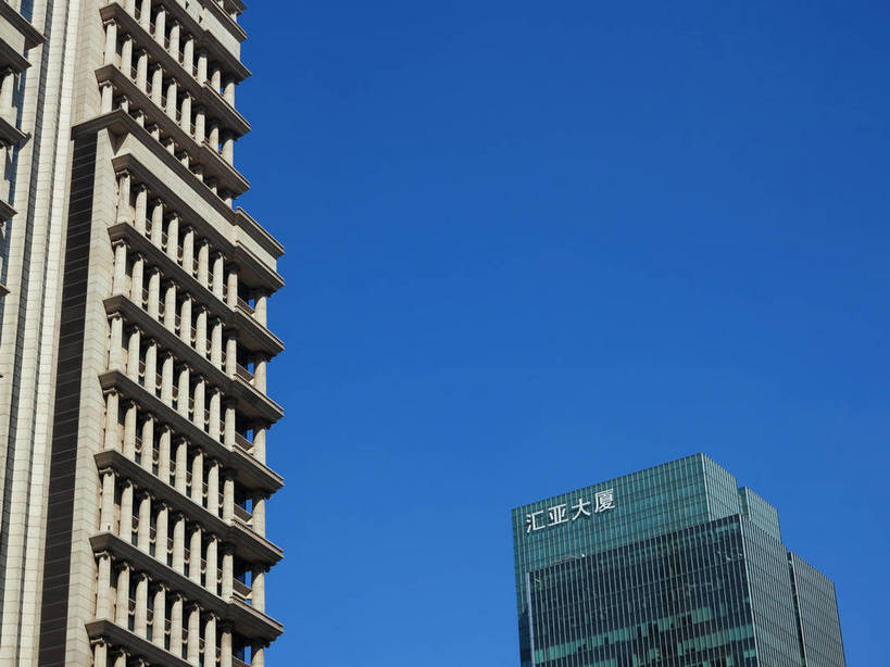 无人,高楼大厦,横图,室外,白天,仰视,旅游,度假,窗户,落地窗,标志建筑,大厦,地标,建筑,摩天大楼,上海,中国,亚洲,一排,许多,阴影,整齐,并列,并排,光线,标志,文字,影子,字符,很多,娱乐,标识,建设,浦东,玻璃窗,排列,蓝色,蓝天,天空,阳光,天,享受,休闲,汉字,旅游胜地,放松,晴朗,申,队列,中文,平行,玻璃幕墙,金融中心,陆家嘴,陆家嘴金融贸易区,浦东新区,东亚,平安金融大厦,上海市,万里无云,两幢,中华人民共和国,沪,华东地区,国文,华文,晴空,晴空万里,彩图,低角度拍摄,大楼,高层建筑,高楼,摩天楼,中国平安金融大厦,shslj1,汇亚大厦