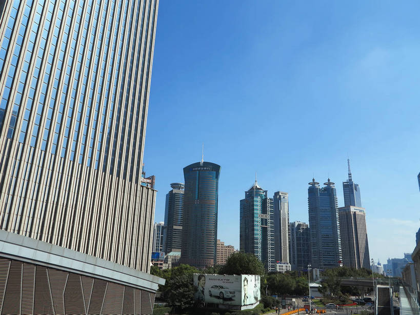 无人,高楼大厦,横图,室外,白天,仰视,度假,美景,树林,植物,城市风光,标志建筑,城市,大厦,地标,建筑,摩天大楼,上海,中国,亚洲,阴影,光线,影子,景观,云,云朵,建筑群,云彩,娱乐,建设,浦东,树,树木,中银大厦,蓝色,绿色,白云,蓝天,天空,阳光,自然,天,享受,休闲,景色,放松,生长,晴朗,成长,申,金融中心,陆家嘴,陆家嘴金融贸易区,浦东新区,东亚,上海招商局大厦,上海市,中华人民共和国,沪,华东地区,上海世界金融大厦,中国保险大厦,渣打银行大厦,晴空,彩图,低角度拍摄,大楼,高层建筑,高楼,摩天楼,世界金融大厦,上海中银大厦,shslj1