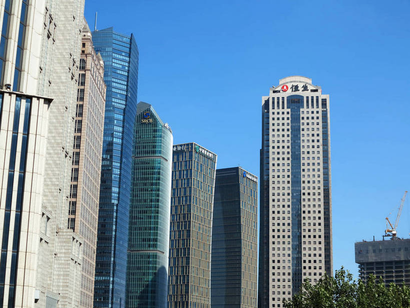 无人,高楼大厦,横图,室外,白天,正面,度假,美景,树林,植物,窗户,落地窗,城市风光,标志建筑,城市,大厦,地标,建筑,摩天大楼,上海,中国,亚洲,一排,许多,阴影,整齐,并列,并排,光线,影子,景观,建筑群,很多,娱乐,建设,浦东,玻璃窗,树,树木,排列,蓝色,绿色,蓝天,天空,阳光,自然,天,享受,休闲,景色,放松,生长,晴朗,成长,申,队列,平行,玻璃幕墙,金融中心,陆家嘴,陆家嘴金融贸易区,浦东新区,东亚,上海市,万里无云,中华人民共和国,沪,华东地区,时代金融中心,晴空,晴空万里,彩图,大楼,高层建筑,高楼,摩天楼,上海银行大厦,shslj1,黄金置地大厦,上海恒生银行大厦,上海农银大厦