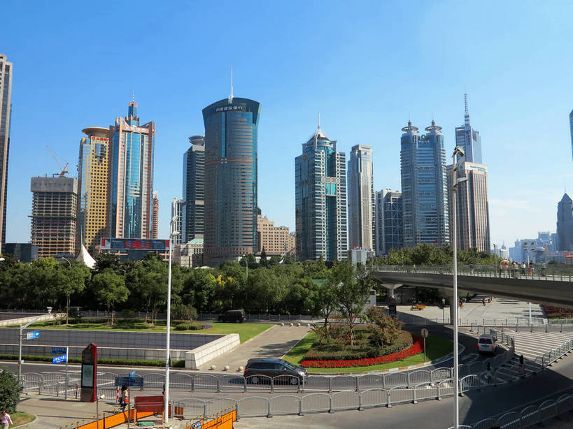 无人,高楼大厦,横图,全景,室外,白天,正面,度假,草地,草坪,花海,花圃,美景,树林,天际线,植物,城市风光,标志建筑,城市,大厦,道路,地标,建筑,路,路灯,摩天大楼,公路,汽车,叶子,照明,上海,中国,亚洲,阴影,盛开,光线,影子,景观,建筑群,灯光,交通,花蕾,娱乐,建设,浦东,车,灯,草,花,花瓣,花朵,花卉,鲜花,树,树木,蓝色,绿色,蓝天,天空,阳光,自然,交通工具,轿车,花丛,花束,花田,天,花苞,花蕊,享受,休闲,景色,放松,生长,晴朗,成长,照亮,申,照明设备,载具,金融中心,陆家嘴,陆家嘴金融贸易区,浦东新区,东亚,上海招商局大厦,上海市,万里无云,中华人民共和国,沪,华东地区,上海世界金融大厦,中国保险大厦,上海信息大楼,渣打银行大厦,晴空,晴空万里,马路,彩图,大楼,高层建筑,高楼,摩天楼,华夏银行大厦,世界金融大厦,shslj1,21世纪中心大厦