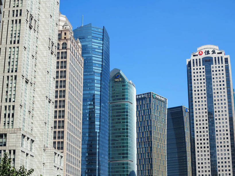 无人,高楼大厦,横图,室外,白天,仰视,度假,美景,植物,城市风光,标志建筑,城市,大厦,地标,建筑,摩天大楼,上海,中国,亚洲,阴影,光线,影子,景观,建筑群,娱乐,建设,浦东,树,树木,蓝色,绿色,蓝天,天空,阳光,自然,天,享受,休闲,景色,放松,生长,晴朗,成长,申,金融中心,陆家嘴,陆家嘴金融贸易区,浦东新区,东亚,上海市,万里无云,中华人民共和国,沪,华东地区,时代金融中心,晴空,晴空万里,彩图,低角度拍摄,大楼,高层建筑,高楼,摩天楼,恒生银行大厦,上海中银大厦,shslj1,黄金置地大厦,上海恒生银行大厦,上海农银大厦