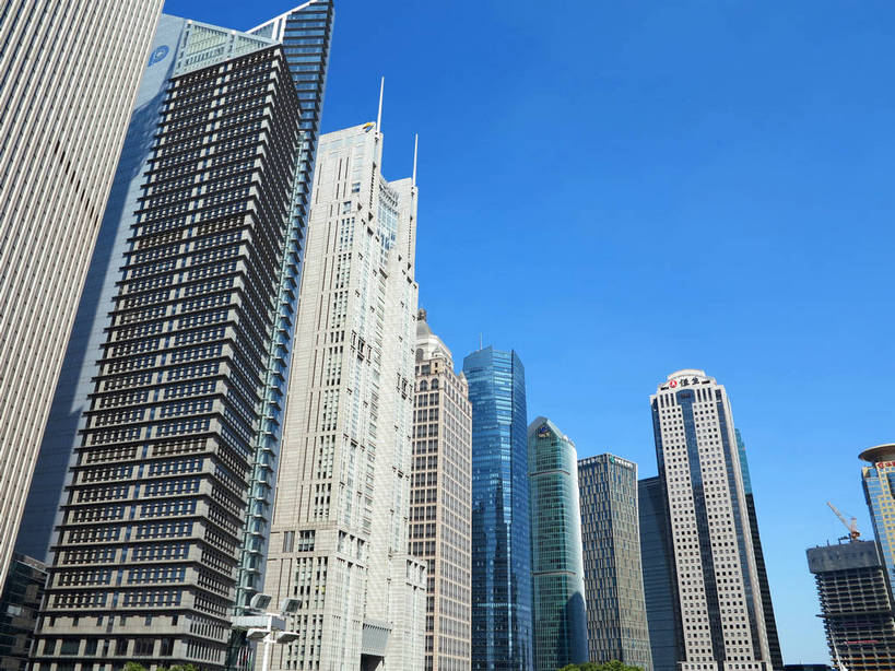 无人,高楼大厦,横图,室外,白天,仰视,度假,美景,树林,植物,城市风光,标志建筑,城市,大厦,地标,建筑,摩天大楼,上海,中国,亚洲,阴影,光线,影子,景观,建筑群,娱乐,建设,浦东,树,树木,中银大厦,蓝色,绿色,蓝天,天空,阳光,自然,天,享受,休闲,景色,放松,生长,晴朗,成长,申,金融中心,陆家嘴,陆家嘴金融贸易区,浦东新区,东亚,上海市,万里无云,中华人民共和国,沪,华东地区,交银金融大厦,上海世界金融大厦,时代金融中心,晴空,晴空万里,彩图,低角度拍摄,大楼,高层建筑,高楼,摩天楼,恒生银行大厦,华夏银行大厦,世界金融大厦,上海银行大厦,上海中银大厦,shslj1,黄金置地大厦,上海农银大厦