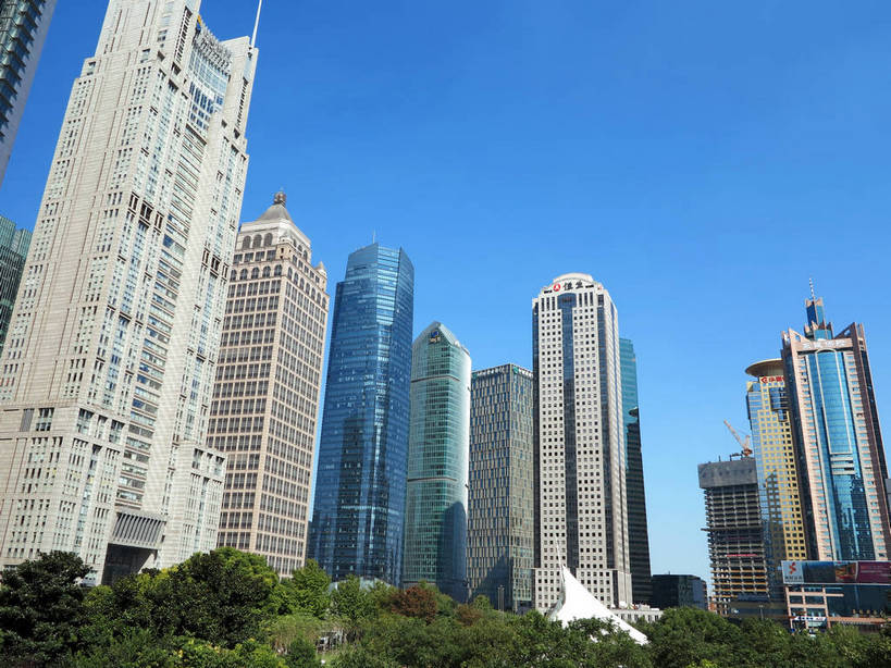 无人,高楼大厦,横图,室外,白天,仰视,度假,美景,树林,植物,窗户,落地窗,城市风光,标志建筑,城市,大厦,地标,建筑,摩天大楼,上海,中国,亚洲,一排,许多,阴影,整齐,并列,并排,光线,影子,景观,建筑群,很多,娱乐,建设,浦东,玻璃窗,树,树木,排列,蓝色,绿色,蓝天,天空,阳光,自然,天,享受,休闲,景色,放松,生长,晴朗,成长,申,队列,平行,玻璃幕墙,金融中心,陆家嘴,陆家嘴金融贸易区,浦东新区,东亚,上海市,万里无云,中华人民共和国,沪,华东地区,交银金融大厦,时代金融中心,晴空,晴空万里,彩图,低角度拍摄,大楼,高层建筑,高楼,摩天楼,华夏银行大厦,上海银行大厦,shslj1,黄金置地大厦,上海恒生银行大厦,上海农银大厦