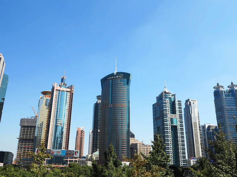 无人,高楼大厦,横图,室外,白天,仰视,度假,美景,树林,植物,城市风光,标志建筑,城市,大厦,地标,建筑,摩天大楼,上海,中国,亚洲,阴影,光线,影子,景观,建筑群,娱乐,建设,浦东,树,树木,蓝色,绿色,蓝天,天空,阳光,自然,天,享受,休闲,景色,放松,生长,晴朗,成长,申,金融中心,陆家嘴,陆家嘴金融贸易区,浦东新区,东亚,上海招商局大厦,上海市,万里无云,中华人民共和国,沪,华东地区,上海世界金融大厦,中国保险大厦,晴空,晴空万里,彩图,低角度拍摄,大楼,高层建筑,高楼,摩天楼,华夏银行大厦,世界金融大厦,shslj1