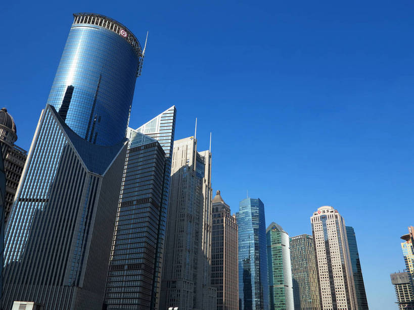 无人,高楼大厦,横图,室外,白天,仰视,度假,美景,窗户,落地窗,城市风光,标志建筑,城市,大厦,地标,建筑,摩天大楼,上海,中国,亚洲,一排,许多,阴影,整齐,并列,并排,光线,影子,景观,建筑群,很多,娱乐,建设,浦东,玻璃窗,中银大厦,排列,蓝色,蓝天,天空,阳光,天,享受,休闲,景色,放松,晴朗,申,队列,平行,玻璃幕墙,金融中心,陆家嘴,陆家嘴金融贸易区,浦东新区,东亚,平安金融大厦,上海市,万里无云,中华人民共和国,沪,华东地区,交银金融大厦,时代金融中心,晴空,晴空万里,彩图,低角度拍摄,大楼,高层建筑,高楼,摩天楼,恒生银行大厦,中国平安金融大厦,上海银行大厦,上海中银大厦,shslj1,黄金置地大厦,上海恒生银行大厦