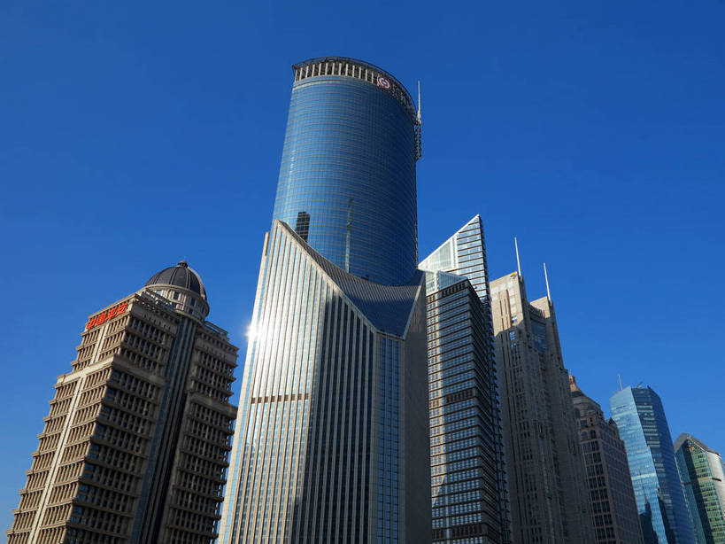 无人,高楼大厦,横图,全景,室外,白天,仰视,度假,美景,天际线,窗户,落地窗,城市风光,标志建筑,城市,大厦,地标,建筑,摩天大楼,上海,中国,亚洲,一排,许多,阴影,整齐,并列,并排,光线,影子,景观,建筑群,很多,娱乐,建设,浦东,玻璃窗,中银大厦,排列,蓝色,蓝天,天空,阳光,天,享受,休闲,景色,放松,晴朗,申,队列,平行,玻璃幕墙,金融中心,陆家嘴,陆家嘴金融贸易区,浦东新区,东亚,平安金融大厦,上海市,万里无云,中华人民共和国,沪,华东地区,交银金融大厦,时代金融中心,晴空,晴空万里,彩图,低角度拍摄,大楼,高层建筑,高楼,摩天楼,中国平安金融大厦,上海银行大厦,上海中银大厦,shslj1,黄金置地大厦