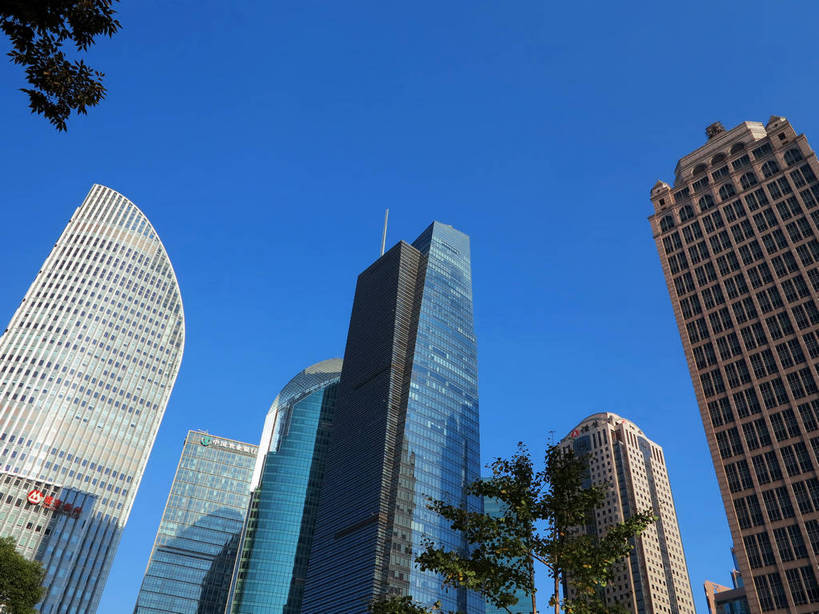 无人,高楼大厦,横图,室外,白天,仰视,度假,美景,植物,窗户,落地窗,城市风光,标志建筑,城市,大厦,地标,建筑,摩天大楼,上海,中国,亚洲,一排,许多,阴影,整齐,并列,并排,光线,影子,景观,建筑群,很多,娱乐,建设,浦东,玻璃窗,树,树木,排列,蓝色,绿色,蓝天,天空,阳光,自然,天,享受,休闲,景色,放松,生长,晴朗,成长,申,队列,平行,玻璃幕墙,金融中心,陆家嘴,陆家嘴金融贸易区,浦东新区,东亚,平安金融大厦,上海招商局大厦,上海市,万里无云,中华人民共和国,沪,华东地区,时代金融中心,晴空,晴空万里,彩图,低角度拍摄,大楼,高层建筑,高楼,摩天楼,中国平安金融大厦,shslj1,上海农银大厦