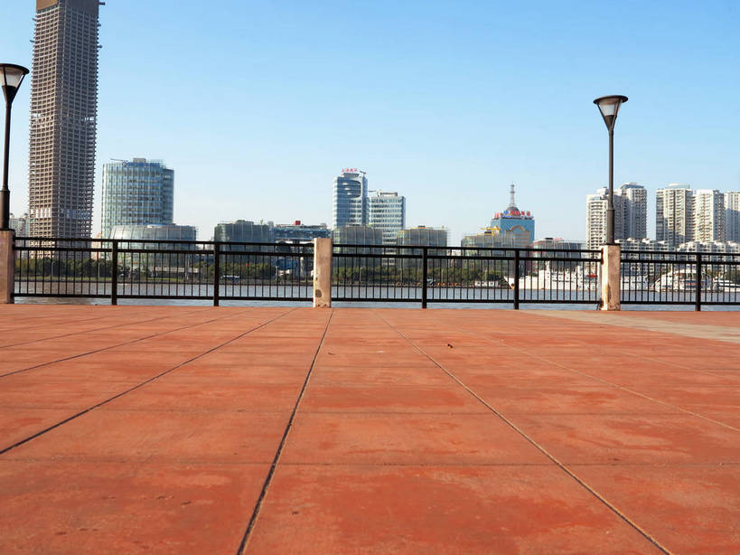 无人,高楼大厦,栏杆,横图,室外,白天,正面,度假,河流,美景,树林,水,植物,城市风光,标志建筑,城市,大厦,道路,地标,建筑,路,摩天大楼,公路,上海,中国,亚洲,阴影,光线,影子,河水,景观,水流,建筑群,围栏,交通,娱乐,建设,黄浦江,护栏,树,树木,蓝色,绿色,蓝天,天空,阳光,自然,外滩,天,享受,休闲,景色,放松,生长,晴朗,成长,申,东亚,滨江大道,上海市,万里无云,中华人民共和国,沪,华东地区,晴空,晴空万里,马路,彩图,大楼,高层建筑,高楼,摩天楼,春申江,shslj1