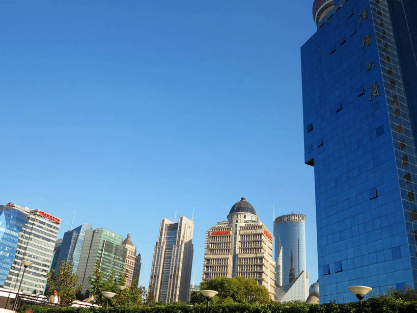 无人,高楼大厦,横图,室外,白天,仰视,度假,美景,树林,植物,窗户,落地窗,城市风光,标志建筑,城市,大厦,地标,建筑,路灯,摩天大楼,照明,上海,中国,亚洲,一排,许多,阴影,整齐,并列,并排,光线,影子,景观,建筑群,灯光,很多,娱乐,建设,浦东,玻璃窗,灯,树,树木,排列,蓝色,绿色,蓝天,天空,阳光,自然,天,享受,休闲,景色,放松,生长,晴朗,成长,照亮,申,照明设备,队列,平行,玻璃幕墙,金融中心,陆家嘴,陆家嘴金融贸易区,浦东新区,东亚,平安金融大厦,上海市,万里无云,中华人民共和国,沪,华东地区,晴空,晴空万里,彩图,低角度拍摄,大楼,高层建筑,高楼,摩天楼,中国平安金融大厦,上海银行大厦,shslj1,港务大厦