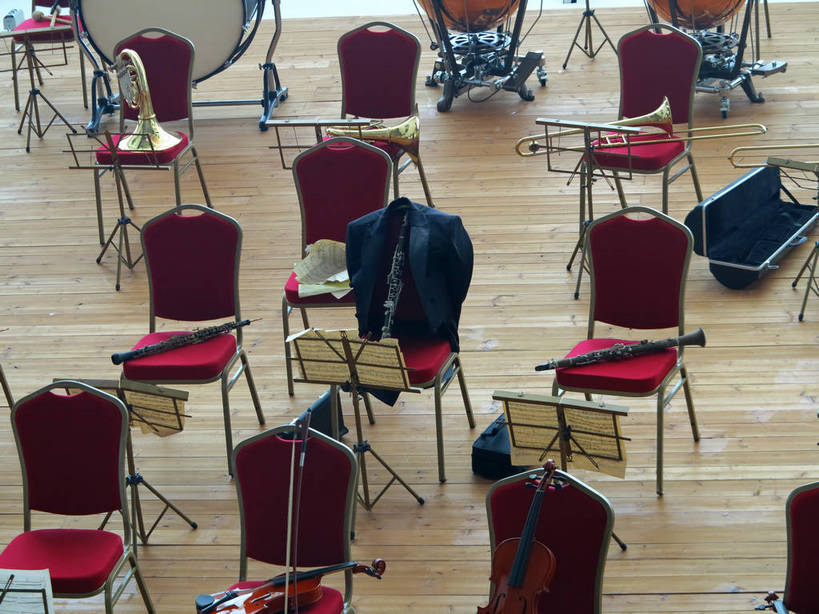 无人,博物馆,横图,俯视,室内,白天,旅游,度假,地板,标志建筑,地标,建筑,书籍,椅子,上海,中国,亚洲,一排,许多,研究,整齐,并列,并排,大提琴,乐谱,乐器,五线谱,弦乐器,小提琴,地面,很多,教育,音乐,娱乐,建设,木地板,架子,盒子,排列,红色,容器,享受,休闲,上海世博馆,世博馆,上海世博会,世博,世博会,旅游胜地,放松,储藏,展览,申,节拍,储存,队列,欣赏,弓拉弦乐器,弓拉弦鸣乐器,音符,平行,陈列,东亚,琴盒,世博园,意大利馆,上海市,中华人民共和国,沪,华东地区,乐谱架,符头,符干,符尾,乐章,典藏,彩图,高角度拍摄,意大利国家馆,贮存,shslj1