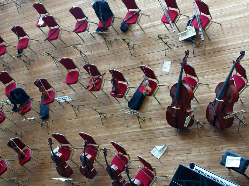 无人,博物馆,横图,俯视,室内,白天,旅游,度假,地板,标志建筑,地标,建筑,书籍,椅子,上海,中国,亚洲,一排,许多,研究,整齐,并列,并排,大提琴,乐谱,乐器,五线谱,弦乐器,小提琴,地面,很多,教育,音乐,娱乐,建设,木地板,架子,盒子,排列,红色,容器,享受,休闲,上海世博馆,世博馆,上海世博会,世博,世博会,旅游胜地,放松,储藏,展览,申,节拍,储存,队列,欣赏,弓拉弦乐器,弓拉弦鸣乐器,音符,平行,陈列,东亚,琴盒,世博园,意大利馆,上海市,中华人民共和国,沪,华东地区,乐谱架,符头,符干,符尾,乐章,典藏,彩图,高角度拍摄,意大利国家馆,贮存,shslj1