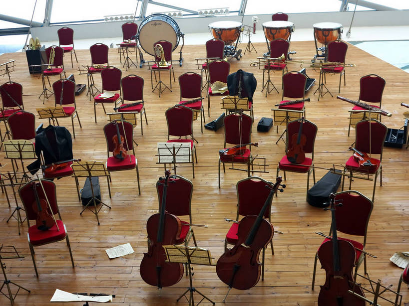 无人,博物馆,横图,俯视,室内,白天,旅游,度假,窗户,地板,标志建筑,地标,建筑,书籍,椅子,上海,中国,亚洲,一排,许多,研究,整齐,并列,并排,大提琴,乐谱,乐器,五线谱,弦乐器,小提琴,地面,很多,教育,音乐,娱乐,建设,木地板,玻璃窗,架子,盒子,排列,红色,容器,享受,休闲,上海世博馆,世博馆,上海世博会,世博,世博会,旅游胜地,放松,储藏,展览,申,节拍,储存,队列,欣赏,弓拉弦乐器,弓拉弦鸣乐器,音符,平行,陈列,东亚,琴盒,世博园,意大利馆,上海市,中华人民共和国,沪,华东地区,乐谱架,符头,符干,符尾,乐章,典藏,彩图,高角度拍摄,意大利国家馆,贮存,shslj1