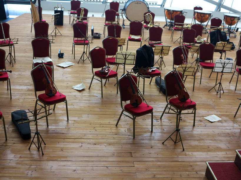 无人,博物馆,横图,俯视,室内,白天,旅游,度假,窗户,地板,标志建筑,地标,建筑,书籍,椅子,上海,中国,亚洲,一排,许多,研究,整齐,并列,并排,大提琴,乐谱,乐器,五线谱,弦乐器,小提琴,地面,很多,教育,音乐,娱乐,建设,木地板,玻璃窗,架子,盒子,排列,红色,容器,享受,休闲,上海世博馆,世博馆,上海世博会,世博,世博会,旅游胜地,放松,储藏,展览,申,节拍,储存,队列,欣赏,弓拉弦乐器,弓拉弦鸣乐器,音符,平行,陈列,东亚,琴盒,世博园,意大利馆,上海市,中华人民共和国,沪,华东地区,乐谱架,符头,符干,符尾,乐章,典藏,彩图,高角度拍摄,意大利国家馆,贮存,shslj1