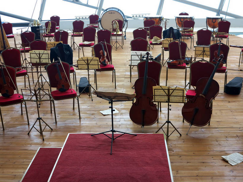 无人,博物馆,横图,室内,白天,正面,旅游,度假,窗户,地板,楼梯,标志建筑,地标,建筑,书籍,椅子,上海,中国,亚洲,一排,许多,研究,整齐,并列,并排,阶梯,大提琴,乐谱,乐器,五线谱,弦乐器,小提琴,地面,很多,教育,音乐,娱乐,建设,木地板,玻璃窗,架子,台阶,盒子,排列,红色,容器,享受,休闲,上海世博馆,世博馆,上海世博会,世博,世博会,旅游胜地,放松,储藏,展览,申,节拍,储存,队列,欣赏,弓拉弦乐器,弓拉弦鸣乐器,音符,平行,陈列,东亚,琴盒,世博园,意大利馆,上海市,中华人民共和国,沪,华东地区,乐谱架,符头,符干,符尾,乐章,典藏,彩图,意大利国家馆,贮存,shslj1