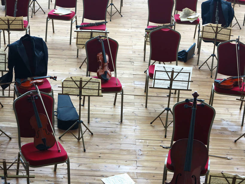 无人,博物馆,横图,俯视,室内,白天,旅游,度假,地板,标志建筑,地标,建筑,书籍,椅子,上海,中国,亚洲,一排,许多,研究,整齐,并列,并排,大提琴,乐谱,乐器,五线谱,弦乐器,小提琴,地面,很多,教育,音乐,娱乐,建设,木地板,架子,盒子,排列,红色,容器,享受,休闲,上海世博馆,世博馆,上海世博会,世博,世博会,旅游胜地,放松,储藏,展览,申,节拍,储存,队列,欣赏,弓拉弦乐器,弓拉弦鸣乐器,音符,平行,陈列,东亚,琴盒,世博园,意大利馆,上海市,中华人民共和国,沪,华东地区,乐谱架,符头,符干,符尾,乐章,典藏,彩图,高角度拍摄,意大利国家馆,贮存,shslj1