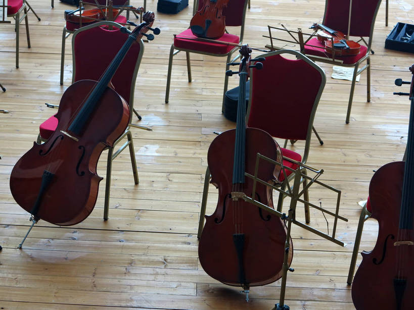 无人,博物馆,横图,俯视,室内,白天,旅游,度假,地板,标志建筑,地标,建筑,书籍,椅子,上海,中国,亚洲,一排,许多,研究,整齐,并列,并排,大提琴,乐谱,乐器,五线谱,弦乐器,小提琴,地面,很多,教育,音乐,娱乐,建设,木地板,架子,盒子,排列,红色,容器,享受,休闲,上海世博馆,世博馆,上海世博会,世博,世博会,旅游胜地,放松,储藏,展览,申,节拍,储存,队列,欣赏,弓拉弦乐器,弓拉弦鸣乐器,音符,平行,陈列,东亚,琴盒,世博园,意大利馆,上海市,中华人民共和国,沪,华东地区,乐谱架,符头,符干,符尾,乐章,典藏,彩图,高角度拍摄,意大利国家馆,贮存,shslj1