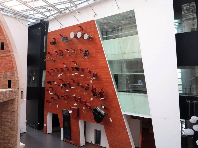 无人,博物馆,横图,室内,白天,正面,旅游,度假,窗户,地板,标志建筑,地标,建筑,书籍,椅子,上海,中国,亚洲,一排,许多,研究,整齐,并列,并排,天窗,走道,走廊,过道,大提琴,乐谱,乐器,五线谱,弦乐器,小提琴,地面,很多,教育,音乐,娱乐,建设,木地板,玻璃窗,架子,盒子,排列,红色,容器,享受,休闲,上海世博馆,世博馆,上海世博会,世博,世博会,旅游胜地,放松,储藏,展览,申,节拍,储存,队列,欣赏,弓拉弦乐器,弓拉弦鸣乐器,音符,平行,陈列,东亚,琴盒,世博园,意大利馆,上海市,中华人民共和国,沪,华东地区,乐谱架,符头,符干,符尾,乐章,典藏,彩图,意大利国家馆,贮存,shslj1