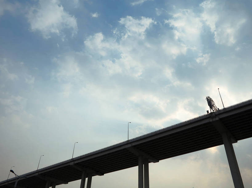 无人,横图,室外,白天,仰视,旅游,度假,标志建筑,大桥,地标,建筑,路灯,桥梁,照明,上海,中国,亚洲,阴影,光线,影子,云,云朵,桥,灯光,云彩,娱乐,建设,黄浦江,浦东,拱桥,灯,蓝色,白云,蓝天,天空,阳光,天,享受,休闲,卢浦大桥,旅游胜地,放松,拱形,晴朗,照亮,申,照明设备,浦西,东亚,上海市,中华人民共和国,沪,华东地区,晴空,彩图,低角度拍摄,钢拱桥,shslj1