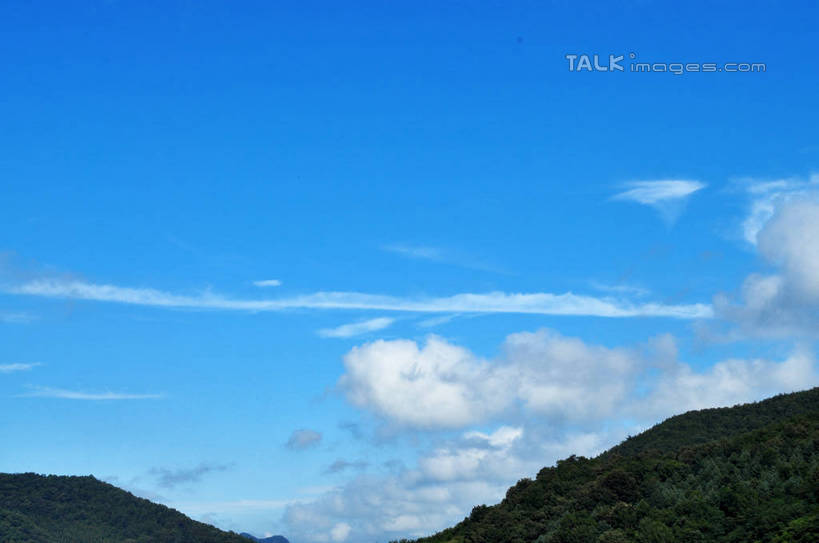 无人,横图,室外,白天,仰视,旅游,度假,美景,森林,山,山脉,树林,植物,韩国,亚洲,阴影,光线,影子,景观,山峰,云,云朵,山峦,云彩,娱乐,树,树木,蓝色,绿色,白云,蓝天,天空,阳光,自然,群山,天,享受,休闲,景色,放松,生长,晴朗,成长,自然风光,东亚,大韩民国,广域市,大田,大田市,大田广域市,忠清北道,晴空,彩图,低角度拍摄,道,shslj1,南朝鲜,南韩