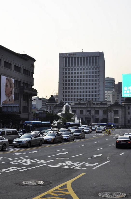 无人,高楼大厦,竖图,室外,白天,正面,度假,美景,植物,城市风光,标志建筑,城市,大厦,道路,地标,建筑,路,摩天大楼,公路,汽车,首尔,汉城,韩国,亚洲,一排,许多,整齐,并列,并排,景观,交通,首都,很多,娱乐,建设,车,树,树木,排列,绿色,天空,自然,交通工具,轿车,天,驾驶,行驶,享受,休闲,景色,放松,生长,成长,操纵,控制,队列,载具,驾车,平行,东亚,操控,把持,大韩民国,首尔市,首尔特别市,特别市,马路,彩图,大楼,高层建筑,高楼,摩天楼,明洞,中区,shslj1,首尔广场,首尔皇家酒店,首尔市政厅,首尔特别市政厅