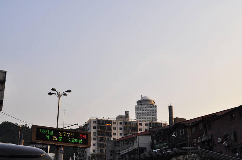 无人,高楼大厦,横图,室外,白天,仰视,度假,美景,植物,城市风光,城市,大厦,建筑,路灯,摩天大楼,汽车,照明,首尔,汉城,韩国,亚洲,阴影,光线,标志,文字,影子,字符,字母,景观,灯光,首都,娱乐,标识,建设,车,灯,树,树木,蓝色,绿色,蓝天,天空,阳光,自然,交通工具,轿车,天,驾驶,行驶,享受,休闲,景色,放松,生长,晴朗,成长,操纵,照亮,控制,照明设备,载具,驾车,东亚,操控,万里无云,把持,大韩民国,首尔市,首尔特别市,特别市,韩语,晴空,晴空万里,彩图,低角度拍摄,大楼,高层建筑,高楼,摩天楼,朝鲜语,韩国语,shslj1