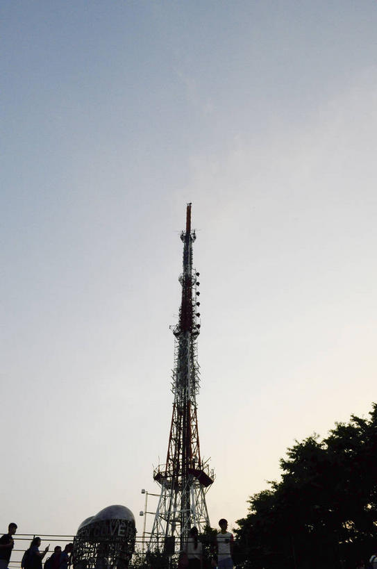 无人,公园,竖图,室外,白天,仰视,旅游,度假,美景,植物,城市风光,标志建筑,城市,地标,建筑,首尔,汉城,韩国,亚洲,一座,阴影,光线,影子,景观,塔,首都,娱乐,建设,树,树木,蓝色,绿色,蓝天,天空,阳光,自然,天,享受,休闲,景色,放松,生长,晴朗,成长,电视塔,东亚,万里无云,南山,大韩民国,首尔市,首尔特别市,特别市,南山公园,N首尔塔,首尔塔,汉城塔,龙山区,晴空,晴空万里,彩图,低角度拍摄,中区,shslj1,韩国首尔南山公园