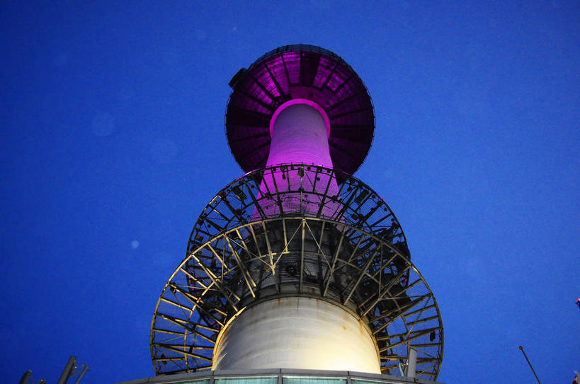 无人,公园,横图,室外,夜晚,仰视,旅游,度假,美景,城市风光,标志建筑,城市,地标,建筑,首尔,汉城,韩国,亚洲,一座,阴影,光线,影子,景观,塔,灯光,首都,娱乐,建设,蓝色,紫色,蓝天,天空,天,享受,休闲,景色,放松,电视塔,东亚,南山,大韩民国,首尔市,首尔特别市,特别市,南山公园,N首尔塔,首尔塔,汉城塔,龙山区,螺旋状,彩图,低角度拍摄,螺旋形,螺旋形状,螺旋型,中区,shslj1,韩国首尔南山公园