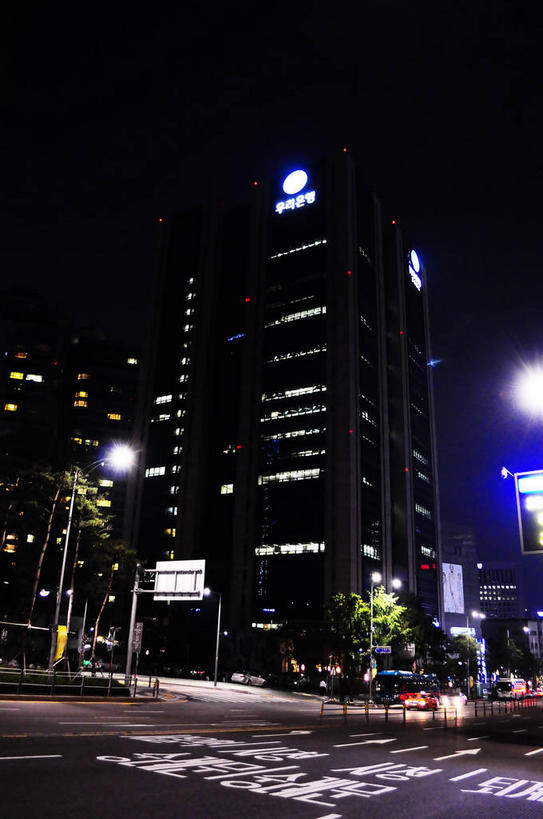 无人,银行,高楼大厦,竖图,室外,夜晚,仰视,度假,美景,植物,城市风光,标志建筑,城市,大厦,道路,地标,建筑,路,路灯,摩天大楼,人行横道,夜景,指示牌,公路,照明,首尔,汉城,韩国,亚洲,阴影,光线,标志,路标,影子,景观,人行道,灯光,分界线,停车线,交通,首都,娱乐,标识,建设,路牌,灯,树,树木,绿色,自然,享受,休闲,景色,放松,金融,理财,生长,经济,成长,车行道,车行道分界线,照亮,资金,照明设备,标线,人行横道线,流通,贸易,东亚,车行线,大韩民国,首尔市,首尔特别市,特别市,斑马线,马路,彩图,低角度拍摄,大楼,高层建筑,高楼,摩天楼,中区,机构,金融机构,shslj1,首尔广场,首尔市政厅,首尔特别市政厅,友利银行