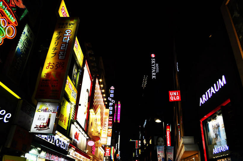 无人,高楼大厦,商店,横图,彩色,室外,夜晚,仰视,购物,度假,消费,美景,城市风光,标志建筑,超市,城市,大厦,地标,建筑,摩天大楼,霓虹灯,商场,夜景,首尔,汉城,韩国,亚洲,阴影,光线,标志,文字,影子,字符,字母,景观,灯光,七彩,首都,娱乐,光源,标识,建设,霓虹,灯,黑色,天空,天,享受,休闲,景色,放松,金融,百货,照明设备,选购,贸易,百货公司,东亚,氖灯,血拼,大韩民国,首尔市,首尔特别市,特别市,韩语,彩图,低角度拍摄,大楼,高层建筑,高楼,购物商场,购物中心,摩天楼,商业中心,朝鲜语,韩国语,明洞,中区,shslj1,明洞大街