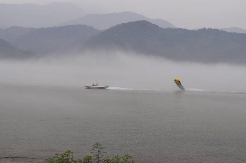 无人,横图,室外,白天,正面,旅游,度假,岛屿,河流,美景,水,植物,雾,船,春川,南怡岛,韩国,亚洲,波纹,飞溅,朦胧,模糊,溅,液体,岛,河水,景观,水滴,水流,涟漪,娱乐,水珠,树,树木,绿色,倒影,水纹,天空,自然,船尾波,交通工具,波浪,天,享受,休闲,景色,放松,生长,成长,迷雾,倒映,喷洒,自然风光,载具,气垫船,东亚,水晕,大韩民国,江原道,春川市,反照,列岛,群岛,诸岛,大雾,彩图,道,shslj1