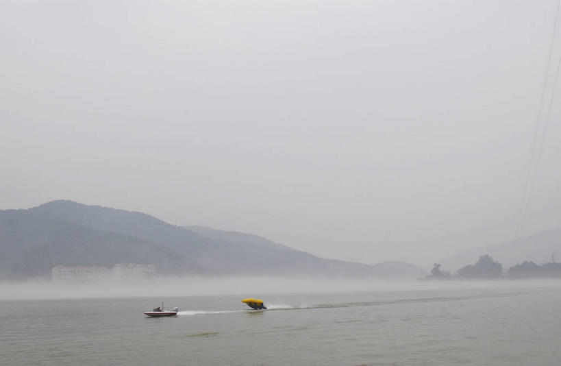 无人,横图,室外,白天,正面,旅游,度假,岛屿,河流,美景,水,植物,雾,船,春川,南怡岛,韩国,亚洲,波纹,飞溅,朦胧,模糊,溅,液体,岛,河水,景观,水滴,水流,涟漪,娱乐,水珠,树,树木,绿色,倒影,水纹,天空,自然,船尾波,交通工具,波浪,天,享受,休闲,景色,放松,生长,成长,迷雾,倒映,喷洒,自然风光,载具,气垫船,东亚,水晕,大韩民国,江原道,春川市,汉江,反照,列岛,群岛,诸岛,大雾,彩图,道,shslj1,北汉江
