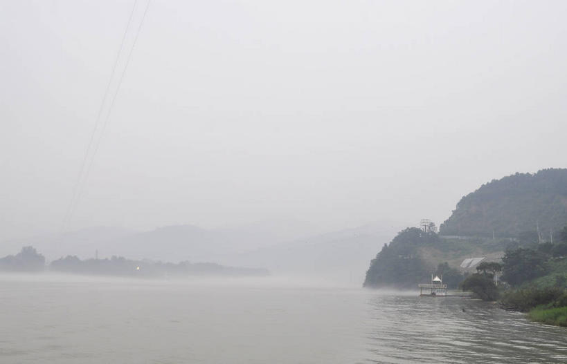 无人,横图,室外,白天,正面,旅游,度假,岛屿,河流,美景,水,植物,雾,春川,南怡岛,韩国,亚洲,波纹,朦胧,模糊,岛,河水,景观,水流,涟漪,娱乐,树,树木,绿色,倒影,水纹,天空,自然,波浪,天,享受,休闲,景色,放松,生长,成长,迷雾,倒映,自然风光,东亚,水晕,大韩民国,江原道,春川市,汉江,反照,列岛,群岛,诸岛,大雾,彩图,道,shslj1,北汉江