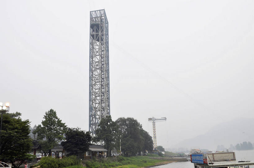 无人,横图,室外,白天,仰视,旅游,度假,技术,草地,草坪,岛屿,美景,植物,建筑,金属制品,春川,南怡岛,韩国,亚洲,金属,岛,景观,塔,娱乐,设备,草,树,树木,施工,绿色,天空,自然,天,享受,休闲,机械,起重机,景色,放松,生长,成长,吊机,工程,自然风光,东亚,大韩民国,江原道,春川市,列岛,群岛,诸岛,彩图,低角度拍摄,道,shslj1