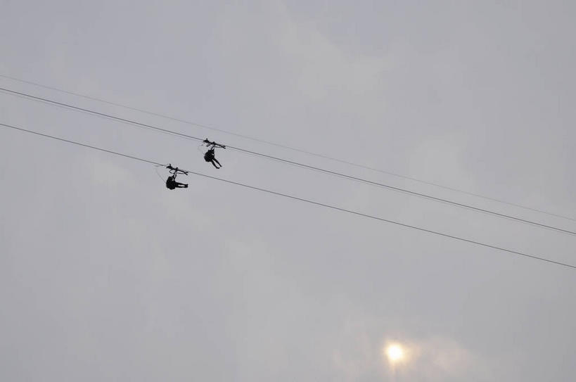 无人,横图,室外,白天,仰视,旅游,度假,美景,太阳,春川,南怡岛,韩国,亚洲,阴影,光线,影子,景观,娱乐,缆车,天空,阳光,自然,交通工具,天,享受,休闲,景色,放松,自然风光,东亚,索道,大韩民国,江原道,春川市,缆索铁路,彩图,低角度拍摄,道,shslj1