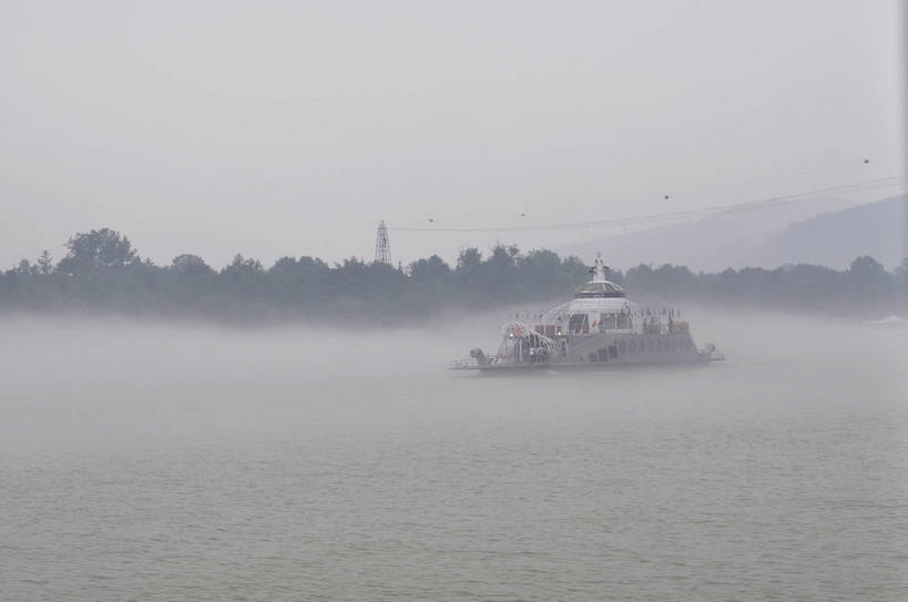 无人,横图,室外,白天,正面,旅游,度假,岛屿,河流,美景,水,植物,雾,船,客轮,春川,南怡岛,韩国,亚洲,一艘,波纹,飞溅,朦胧,模糊,溅,液体,岛,河水,景观,水滴,水流,涟漪,娱乐,水珠,树,树木,绿色,倒影,水纹,天空,自然,船尾波,交通工具,波浪,天,享受,休闲,景色,放松,生长,成长,迷雾,倒映,渡轮,喷洒,客船,自然风光,载具,东亚,水晕,大韩民国,江原道,春川市,汉江,反照,列岛,群岛,诸岛,大雾,彩图,道,shslj1,北汉江