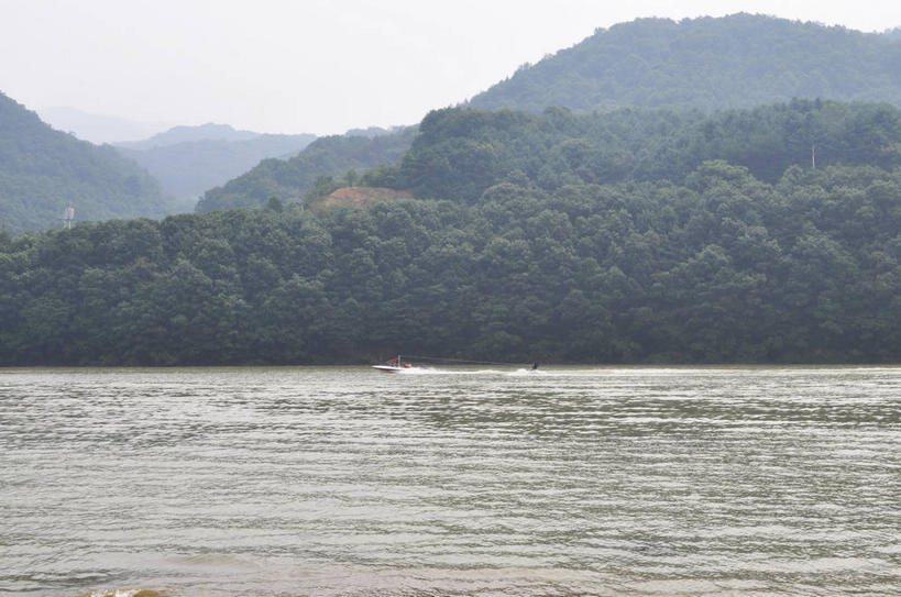 无人,横图,室外,白天,正面,旅游,度假,岛屿,河流,美景,森林,树林,水,植物,春川,南怡岛,韩国,亚洲,波纹,岛,河水,景观,水流,涟漪,娱乐,树,树木,绿色,倒影,水纹,天空,自然,波浪,天,享受,休闲,景色,放松,茂密,茂盛,生长,成长,倒映,自然风光,东亚,水晕,大韩民国,江原道,春川市,汉江,反照,列岛,群岛,诸岛,彩图,道,shslj1,北汉江