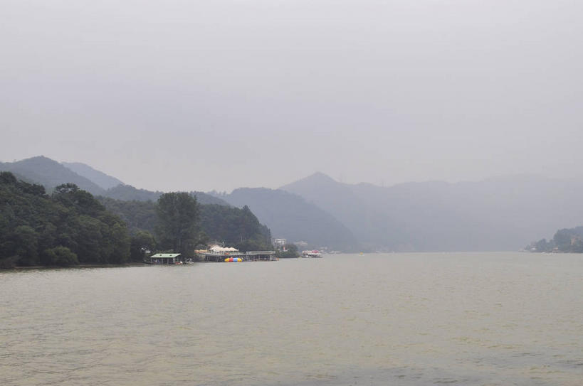 无人,横图,室外,白天,正面,旅游,度假,岛屿,河流,美景,森林,树林,水,植物,雾,春川,南怡岛,韩国,亚洲,波纹,朦胧,模糊,岛,河水,景观,水流,涟漪,娱乐,树,树木,绿色,倒影,水纹,天空,自然,波浪,天,享受,休闲,景色,放松,生长,成长,迷雾,倒映,自然风光,东亚,水晕,大韩民国,江原道,春川市,汉江,反照,列岛,群岛,诸岛,大雾,彩图,道,shslj1,北汉江