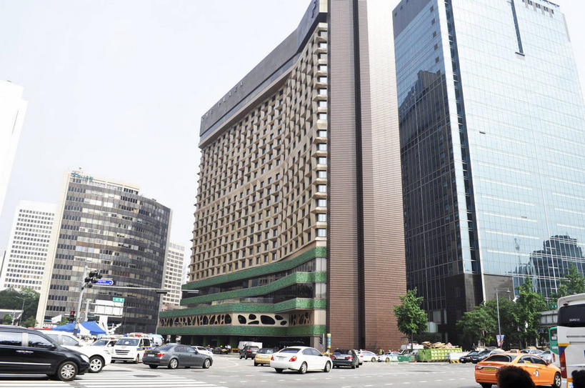 无人,宾馆,高楼大厦,横图,室外,白天,仰视,度假,美景,植物,城市风光,标志建筑,城市,大厦,道路,地标,建筑,酒店,路,摩天大楼,公路,汽车,首尔,汉城,韩国,亚洲,景观,分界线,停车线,交通,首都,娱乐,建设,车,树,树木,绿色,天空,自然,交通工具,轿车,天,驾驶,行驶,享受,休闲,景色,放松,生长,成长,酒家,车行道,车行道分界线,操纵,旅社,控制,载具,标线,驾车,东亚,操控,车行线,把持,大韩民国,首尔市,首尔特别市,特别市,马路,彩图,低角度拍摄,大楼,高层建筑,高楼,客店,客栈,旅店,旅馆,摩天楼,明洞,中区,商旅,shslj1,首尔广场,首尔市政厅,首尔特别市政厅