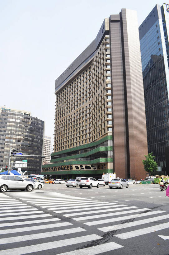 无人,宾馆,高楼大厦,竖图,室外,白天,仰视,度假,美景,植物,城市风光,标志建筑,城市,大厦,道路,地标,建筑,酒店,路,摩天大楼,人行横道,公路,汽车,首尔,汉城,韩国,亚洲,景观,人行道,分界线,停车线,交通,首都,娱乐,建设,车,树,树木,绿色,天空,自然,交通工具,轿车,天,驾驶,行驶,享受,休闲,景色,放松,生长,成长,酒家,车行道,车行道分界线,操纵,旅社,控制,载具,标线,人行横道线,驾车,东亚,操控,车行线,把持,大韩民国,首尔市,首尔特别市,特别市,斑马线,马路,彩图,低角度拍摄,大楼,高层建筑,高楼,客店,客栈,旅店,旅馆,摩天楼,明洞,中区,商旅,shslj1,首尔广场,首尔市政厅,首尔特别市政厅