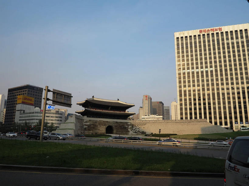 无人,高楼大厦,横图,室外,白天,正面,旅游,度假,美景,名胜古迹,山,山脉,植物,城市风光,标志建筑,城市,大厦,道路,地标,建筑,路,路灯,摩天大楼,公路,公共汽车,汽车,照明,首尔,汉城,韩国,亚洲,阴影,遗迹,光线,英文,标志,文字,影子,字符,字母,墙,景观,山峰,灯光,分界线,巴士,停车线,公交车,交通,山峦,首都,古迹,文物,娱乐,标识,建设,城墙,古建筑,墙壁,墙面,车,灯,树,树木,蓝色,绿色,蓝天,天空,阳光,自然,交通工具,轿车,群山,天,驾驶,行驶,享受,休闲,旅游胜地,景色,放松,生长,晴朗,成长,英文字母,车行道,车行道分界线,操纵,坚硬,照亮,控制,照明设备,载具,标线,防御,驾车,古文明,东亚,操控,车行线,万里无云,把持,大韩民国,首尔市,首尔特别市,特别市,崇礼门,坚固,南大门,晴空,晴空万里,马路,彩图,大楼,高层建筑,高楼,摩天楼,明洞,中区,shslj1