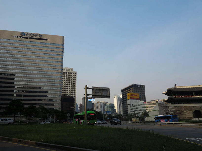 无人,银行,高楼大厦,横图,室外,白天,正面,旅游,度假,美景,名胜古迹,山,山脉,植物,城市风光,标志建筑,城市,大厦,道路,地标,建筑,路,路灯,摩天大楼,公路,公共汽车,汽车,照明,首尔,汉城,韩国,亚洲,阴影,遗迹,光线,英文,标志,文字,影子,字符,字母,墙,景观,山峰,灯光,分界线,巴士,停车线,公交车,交通,山峦,首都,古迹,文物,娱乐,标识,建设,城墙,古建筑,墙壁,墙面,车,灯,树,树木,蓝色,绿色,蓝天,天空,阳光,自然,交通工具,轿车,群山,天,驾驶,行驶,享受,休闲,旅游胜地,景色,放松,金融,理财,生长,经济,晴朗,成长,英文字母,车行道,车行道分界线,操纵,坚硬,照亮,控制,资金,照明设备,载具,标线,防御,驾车,流通,贸易,古文明,东亚,操控,车行线,万里无云,把持,大韩民国,首尔市,首尔特别市,特别市,崇礼门,坚固,南大门,晴空,晴空万里,马路,彩图,大楼,高层建筑,高楼,摩天楼,明洞,中区,机构,金融机构,shslj1,太平路,新韩银行