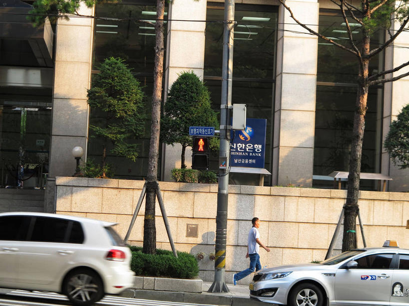 东方人,一个人,无人,走,横图,室外,白天,侧面,度假,安全,美景,植物,城市风光,城市,道路,路,公路,汽车,首尔,汉城,韩国,亚洲,仅一个男性,仅一个人,阴影,服装,光线,影子,景观,红绿灯,信号灯,交通,首都,休闲装,黄种人,娱乐,车,树,树木,仅一个年轻男性,衣服,绿色,阳光,自然,交通工具,轿车,享受,休闲,休闲服,景色,放松,警示,服饰,生长,成长,提示,载具,流通,东亚,交通信号灯,行人信号灯,大韩民国,首尔市,首尔特别市,特别市,崇礼门,南大门,男人,男性,年轻男性,亚洲人,马路,步行,散步,走路,彩图,全身,明洞,中区,shslj1,太平路,新韩银行