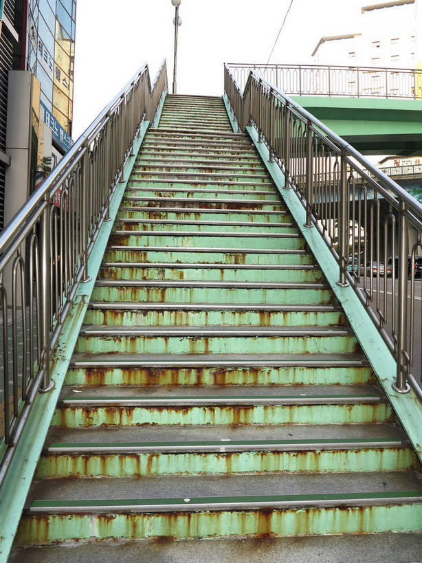 无人,栏杆,竖图,室外,白天,仰视,度假,美景,楼梯,城市风光,城市,桥梁,首尔,汉城,韩国,亚洲,扶手,阶梯,景观,天桥,桥,首都,娱乐,护栏,台阶,天空,天,享受,休闲,景色,放松,人行桥,东亚,大韩民国,首尔市,首尔特别市,特别市,彩图,低角度拍摄,中区,过街天桥,shslj1